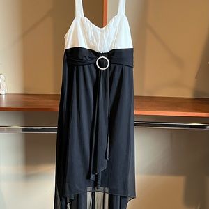 Girls black and white dress, size M, in mint condition, rarely worn